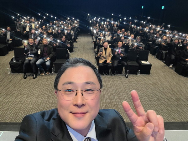 김재현 씨가 자신의 북콘서트에서 승리의 V자를 그려 보이고 있다.