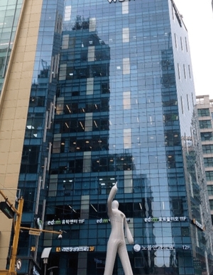 강남 오피스 '에이프로스퀘어' 소유권 뒤집히나...15년 분쟁서 원소유주... - 뉴스 썸네일 이미지